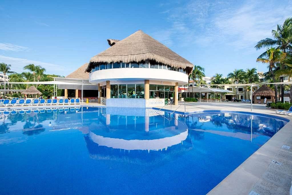 resort pool with swim-up bar